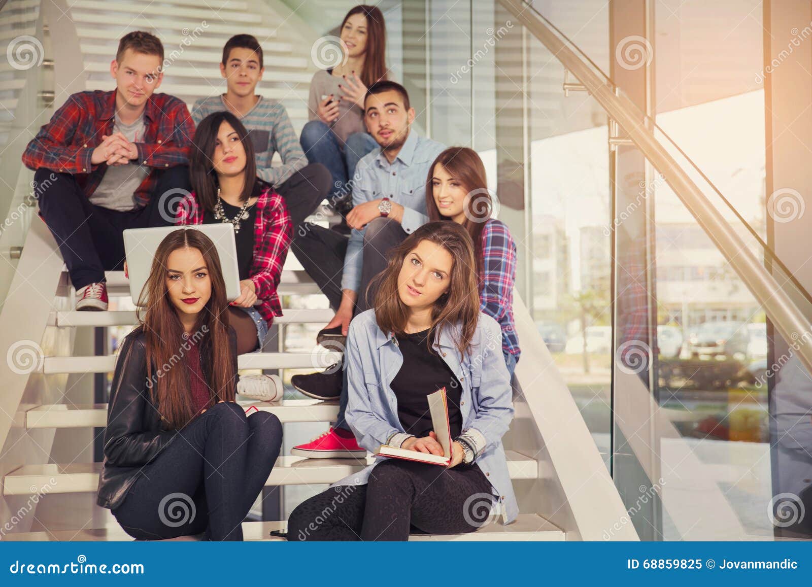 Muchachas y muchachos adolescentes felices en las escaleras escuela o universidad Foco selectivo