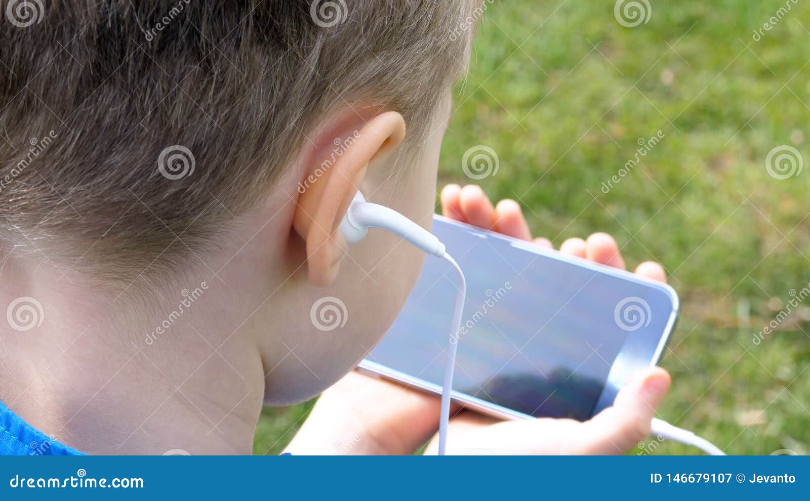 Muchacho Adolescente Triste Con El Tel Fono Elegante Que Escucha O Que