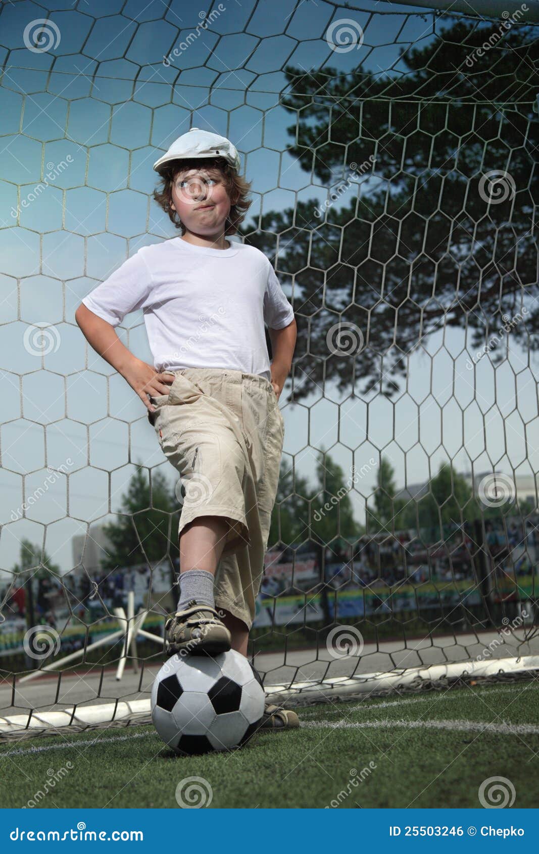 Muchacho con la bola en puerta