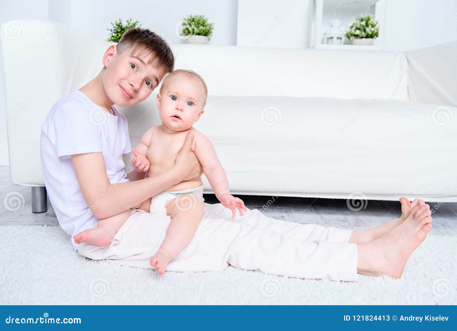 Muchacho con su hermana imagen de archivo. Imagen de travieso - 121824413