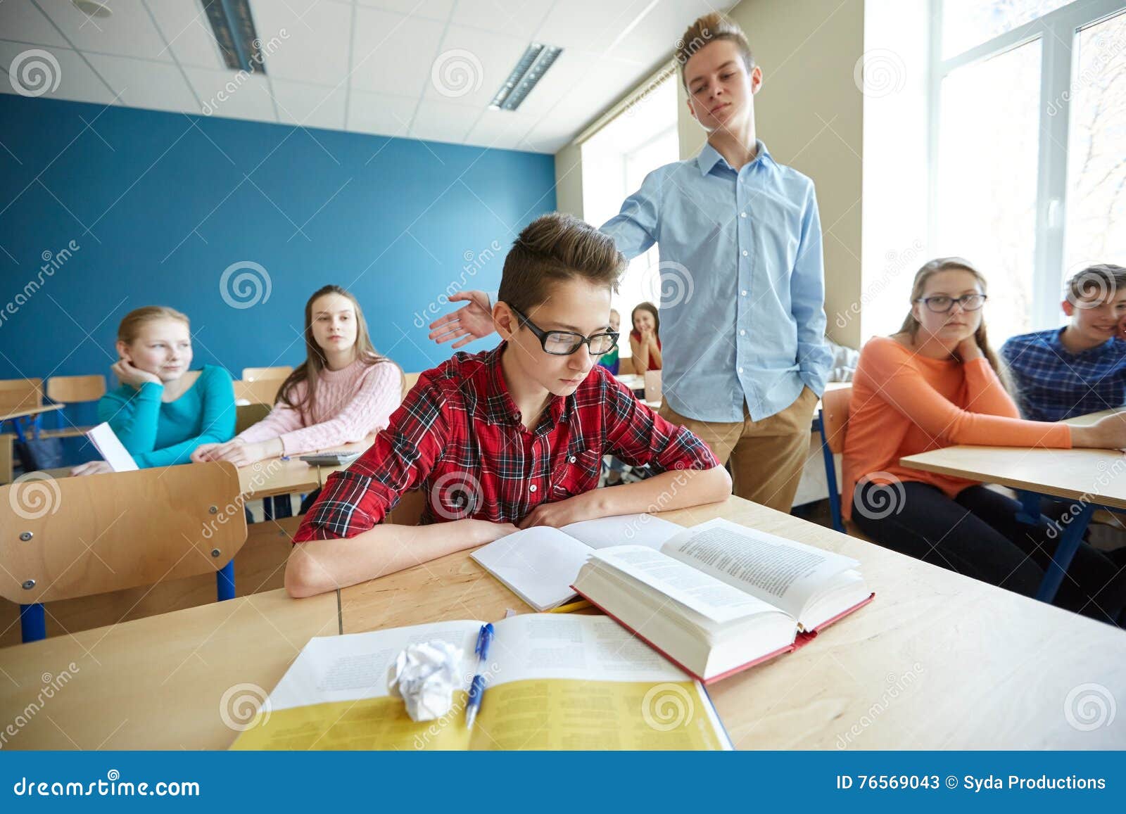 El Companero De Clase In English Muchacho Del Estudiante Del Compañero De Clase Que Ofende En La Escuela