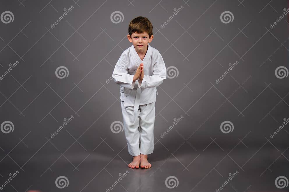 Muchacho Del Karate En El Kimono Blanco Imagen De Archivo Imagen De