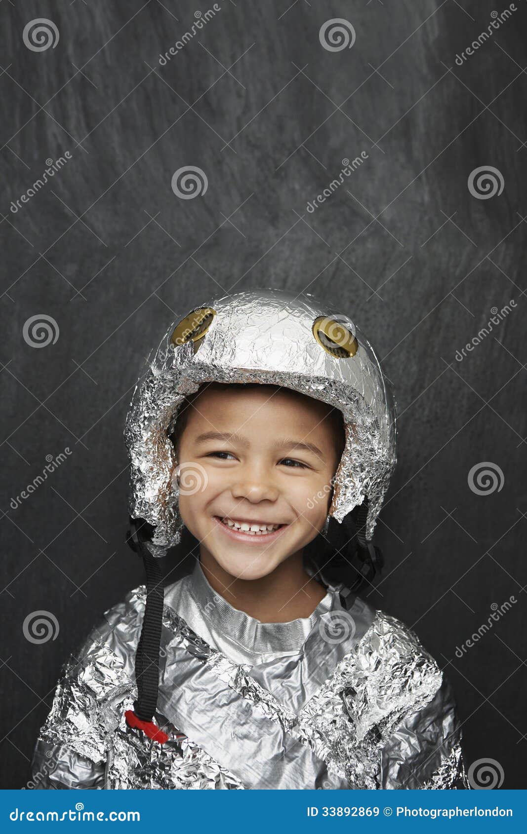 Muchacho En El Astronauta Costume Del Papel De Aluminio Imagen de archivo -  Imagen de estudio, alegre: 33892869