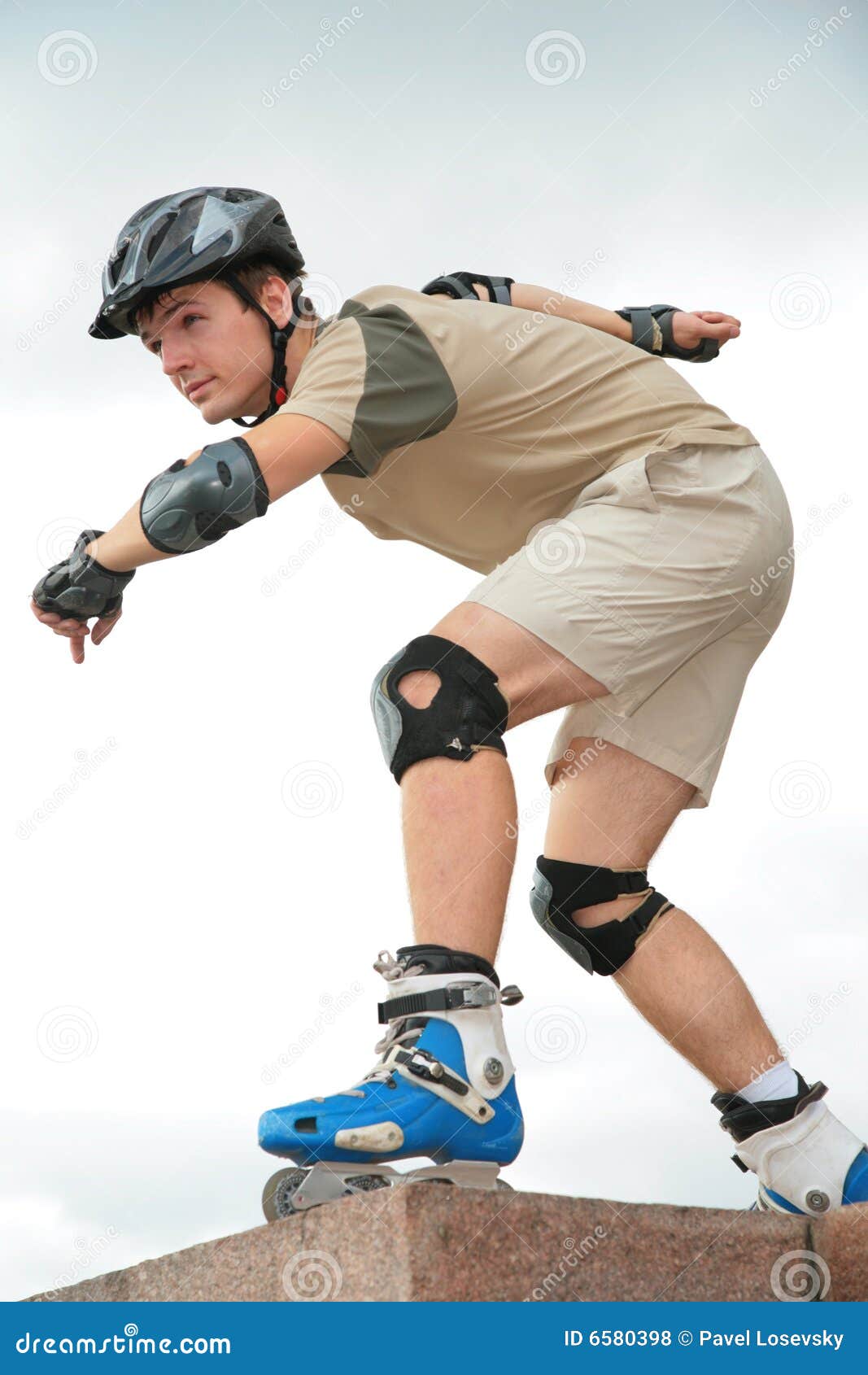 Muchacho En Rollerblades En La Posición De Salida Foto de archivo