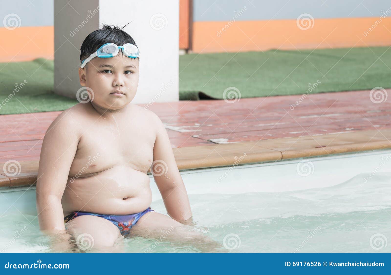 hombre gordo en traje de baño