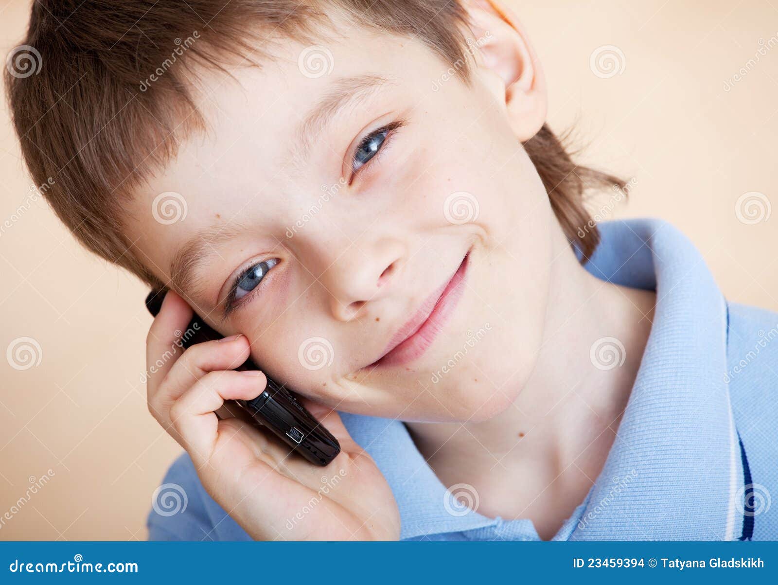 Включи телефон мальчик. Мальчик с телефоном. Подросток по телефону. Мальчик говорит по телефону. Пятилетний мальчик разговаривает по телефону.