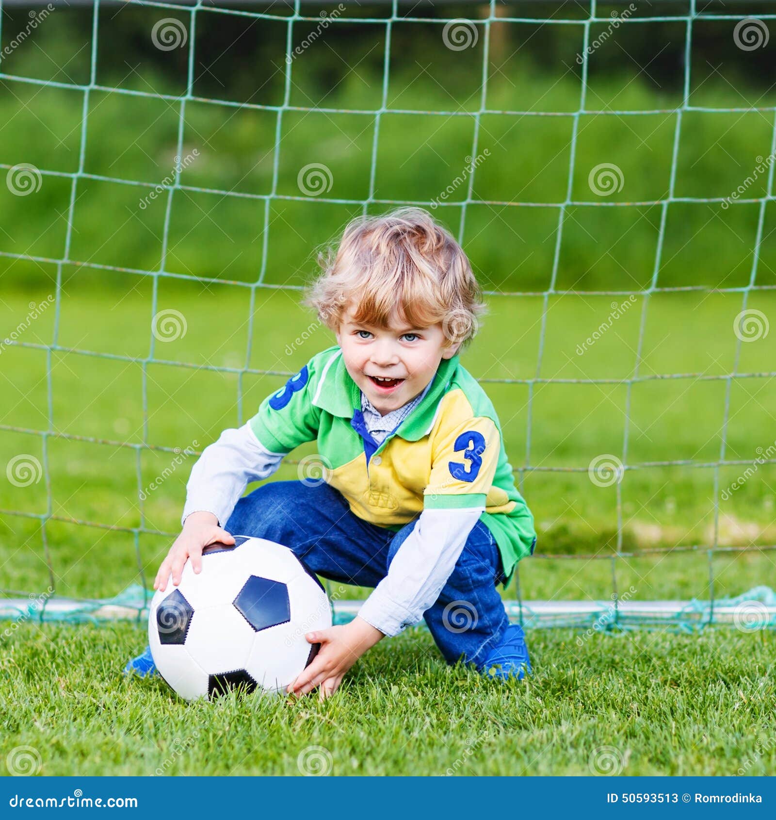 Lindo niño jugar fútbol como delantero Vector de Stock de