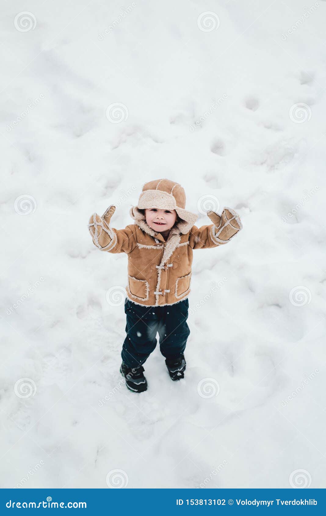 Hombre Joven En Bola De Nieve Que Lanza De La Ropa De Deportes Del Invierno  Foto de archivo - Imagen de alegre, riéndose: 109826600