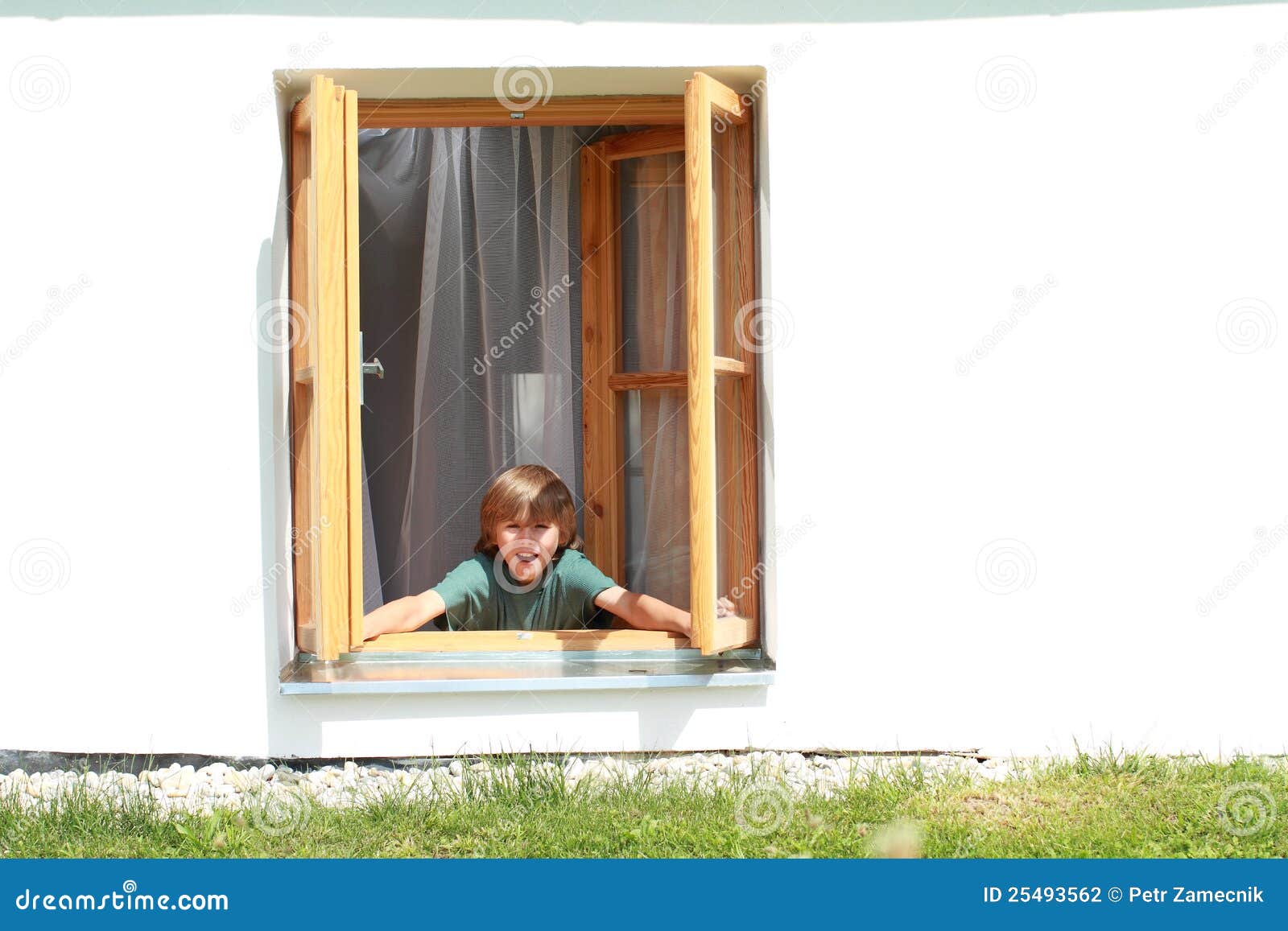 Muchacho Que Abre La Ventana Fotografía de archivo - Imagen: 25493562