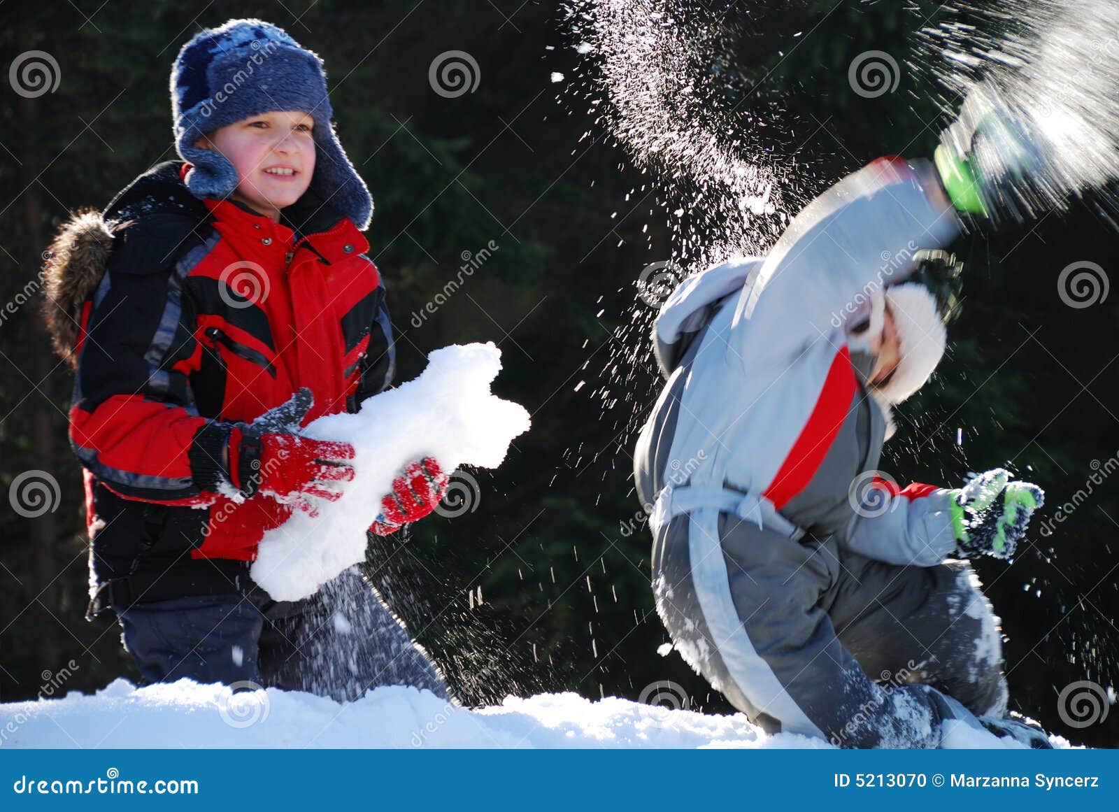 В окно кидают снежки. Мальчик играющий в снежки литье. Папа с сыном играют в снежки.
