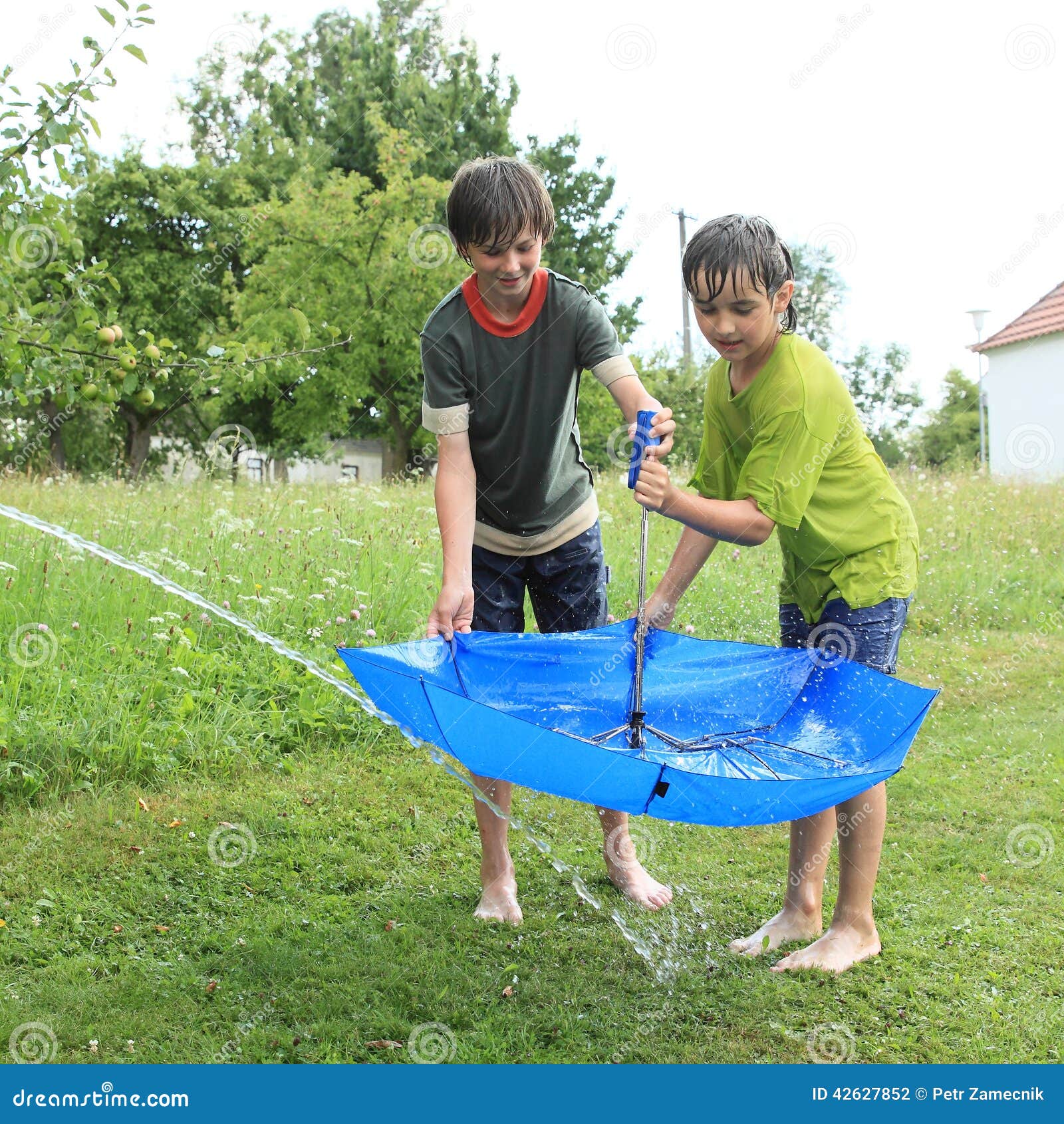 Muchachos Que Llenan De Agua Foto de archivo - Imagen de goce, relativo: 42627852