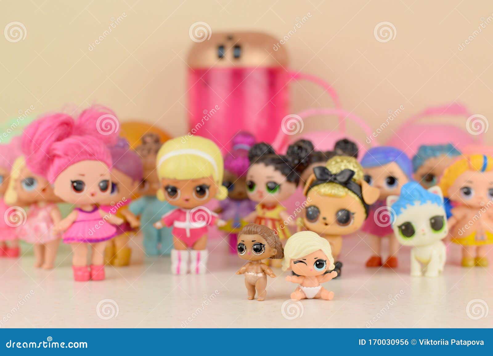 Muchas Coloridas Muñecas De Plástico LOL Sobre La Mesa Serie LOL Surprise Fabricada Por MGA Entertainment Inc Foto editorial - Imagen de mesa, serie: 170030956