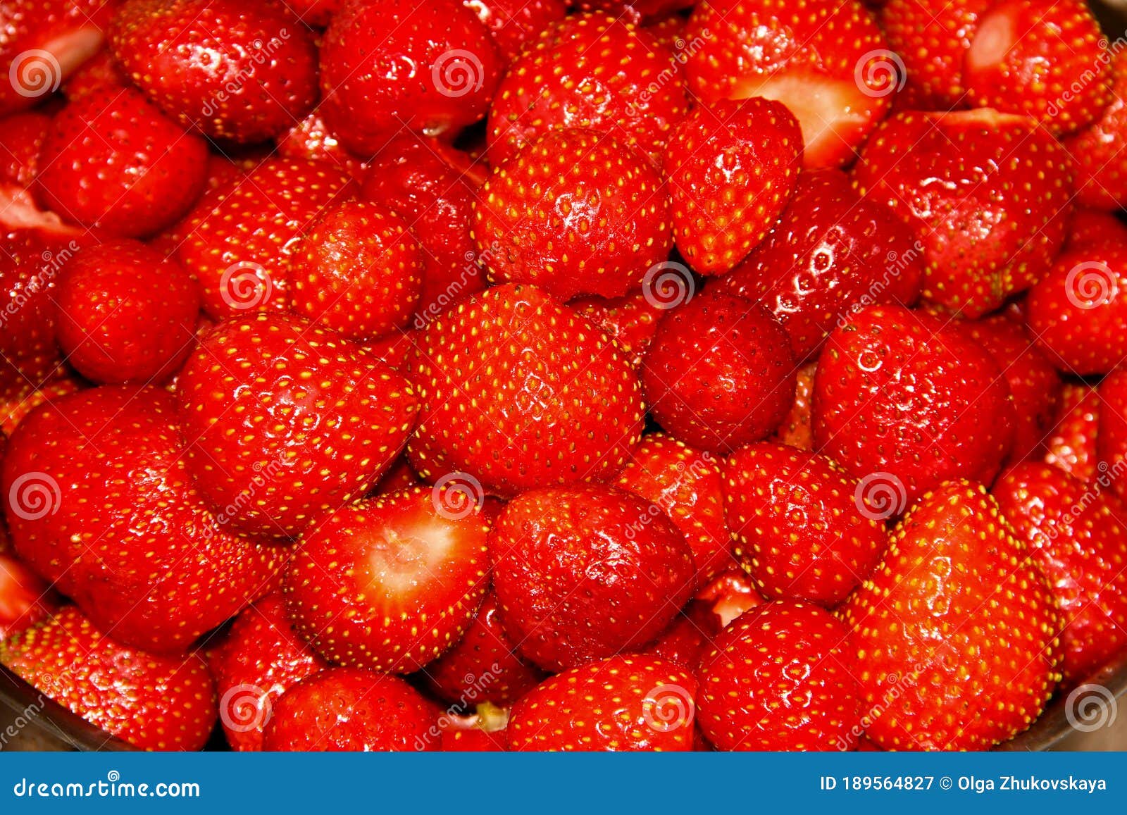 Muchas Fresas Frescas. Frutilla De Fresa Imagen de archivo - Imagen de  delicioso, cubo: 189564827