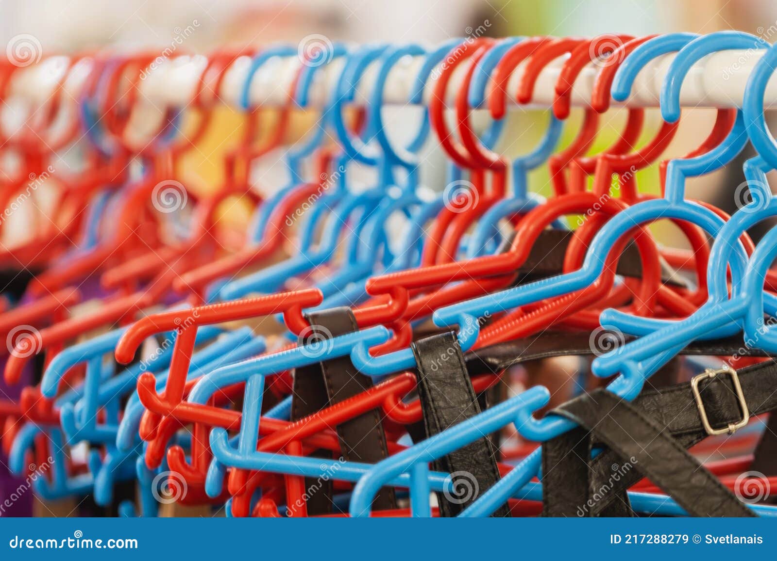 Muchas Perchas De Plástico Colorido En El Carril De Ropa. Tienda