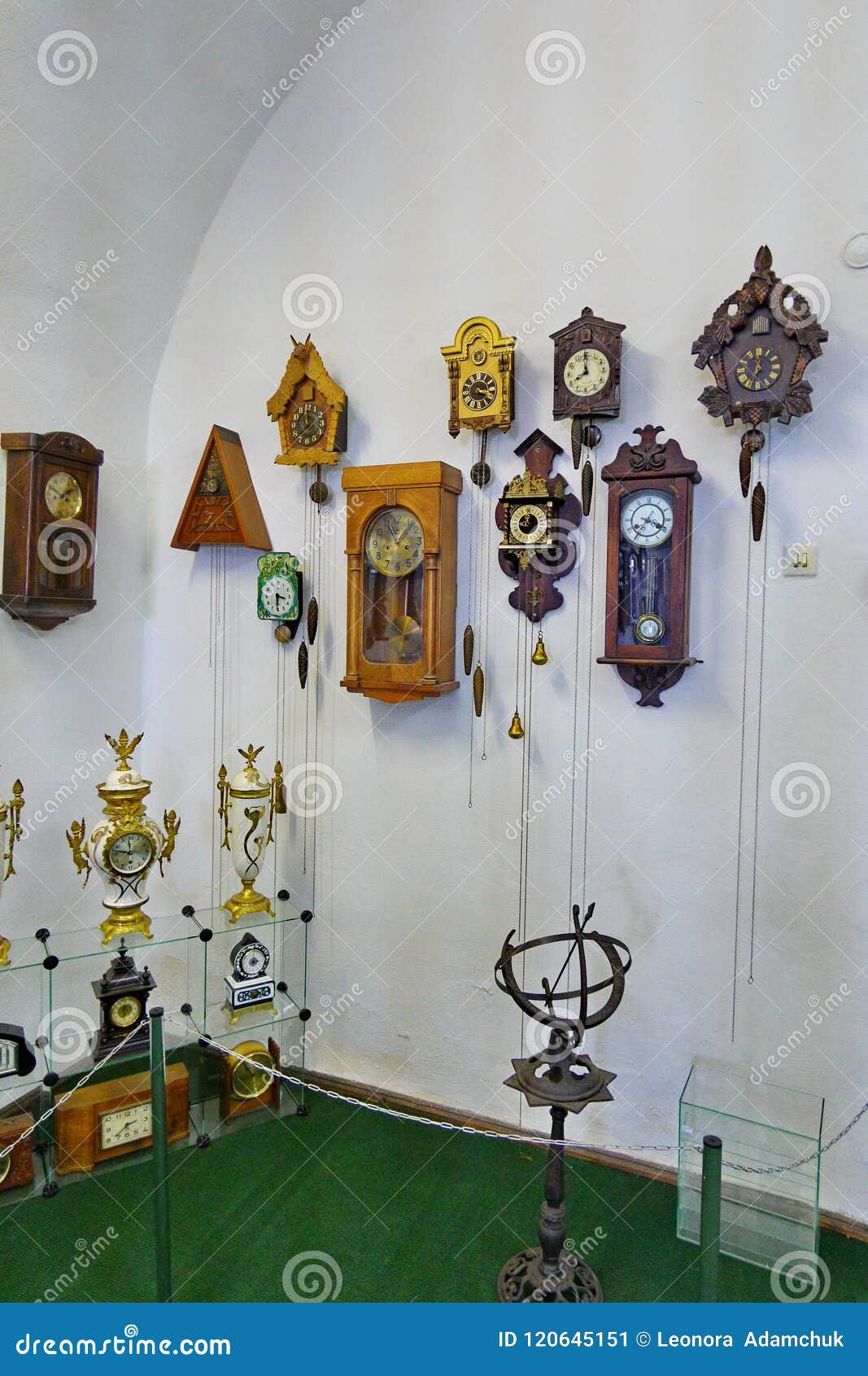 Mucho Reloj De Pared Diverso Y Antiguo Con El Cuco, Cosa Muy Hermosa Para  Un Interior Del Vintage Imagen de archivo - Imagen de marcar, pared:  120645151