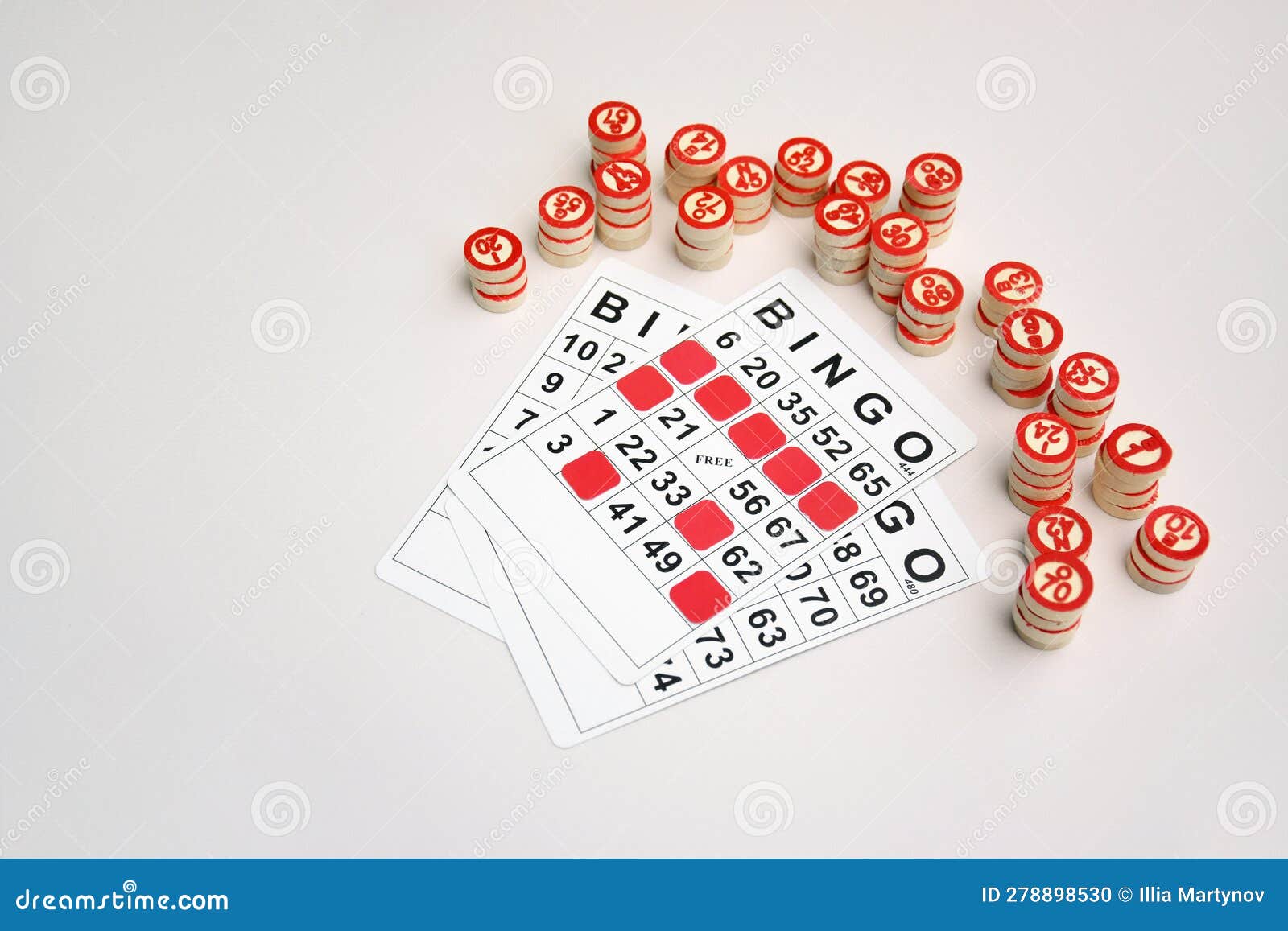 Jogo Clássico De Tabuleiro Da Família Loto. Vários Barris De Madeira Com  Números De Chips Vermelhos E Duas Cartas Na Superfície De Imagem de Stock -  Imagem de mesa, fortuna: 236994675