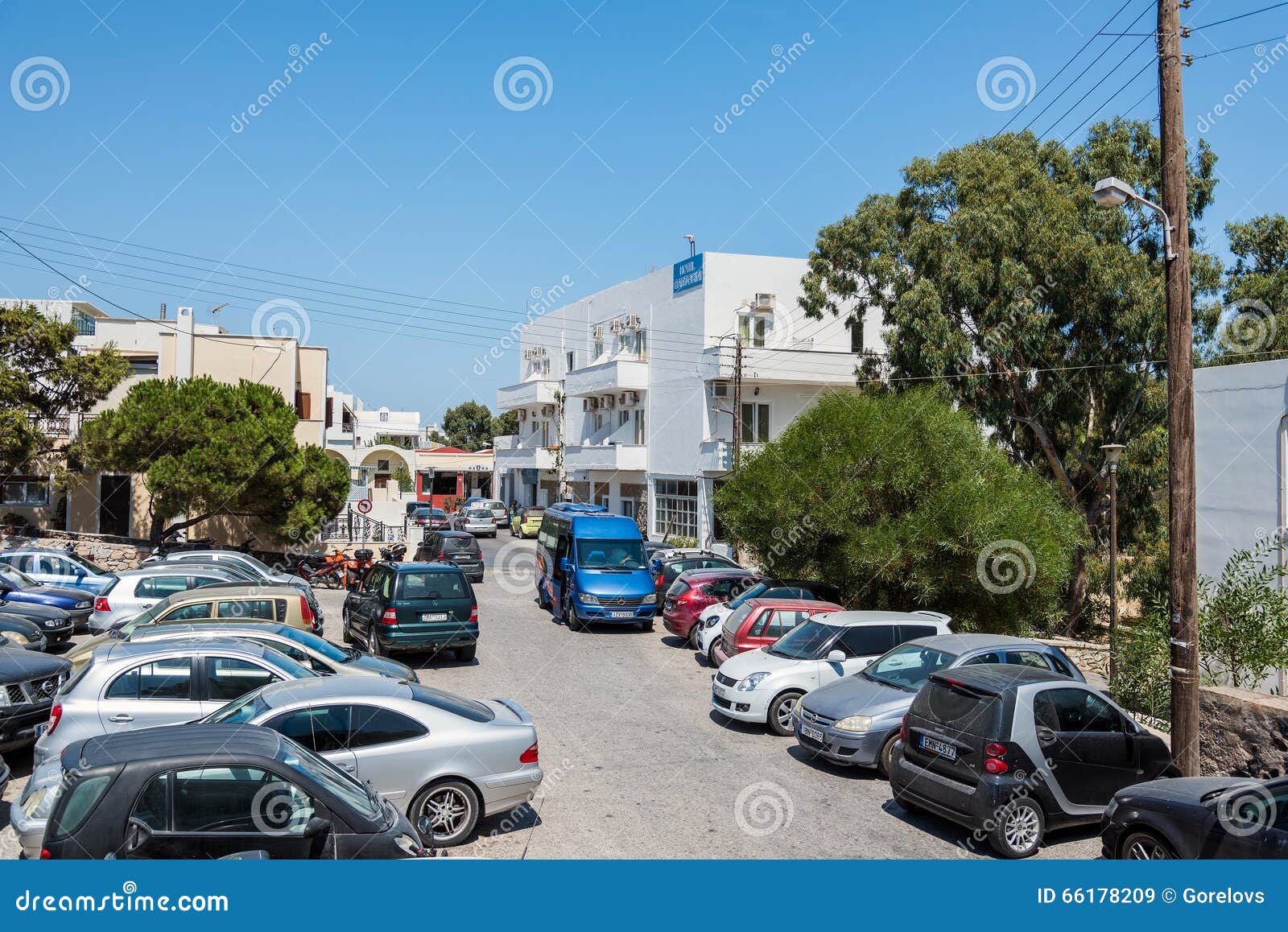 THIRA, SANTORINI, GRECIA - AGOSTO DE 2015: Muchos coches parquearon en el estacionamiento caótico de la ciudad de Thira en la isla de Santorini, Grecia Thira es una ciudad principal en la isla de Santorini