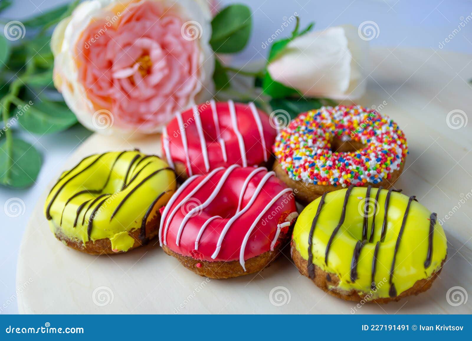 Muchos Donuts De Colores Diferentes Yacen En Un Soporte De Madera Imagen de  archivo - Imagen de colorido, color: 227191491