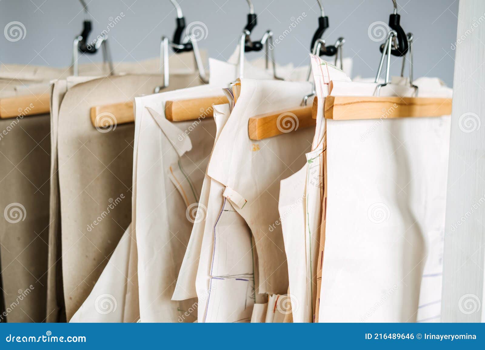 Muchos Patrones De Costura De Papel Para Diferentes Prendas Colgadas En El  Rack En El Fondo De La Fábrica De Costura. Patrón De Ro Foto de archivo -  Imagen de proceso, marca