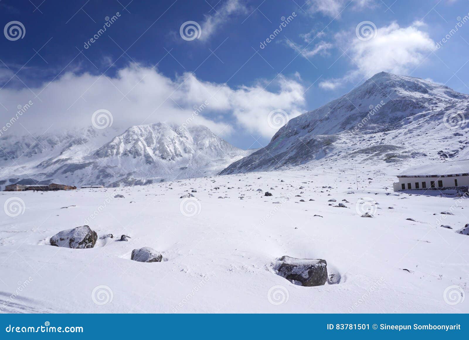 Mudoro领域在11月有雪山背景库存图片 图片包括有 Mudoro领域在11月有雪山背景库存图片 图片包括有