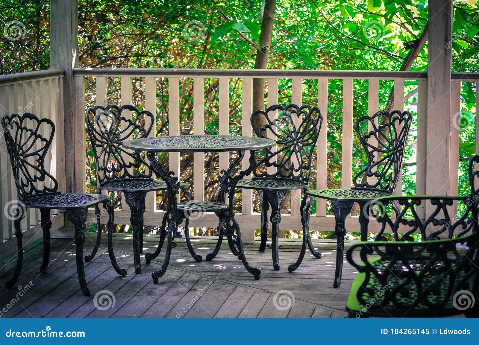 Muebles Del Patio Del Hierro Labrado Imagen de archivo Imagen de