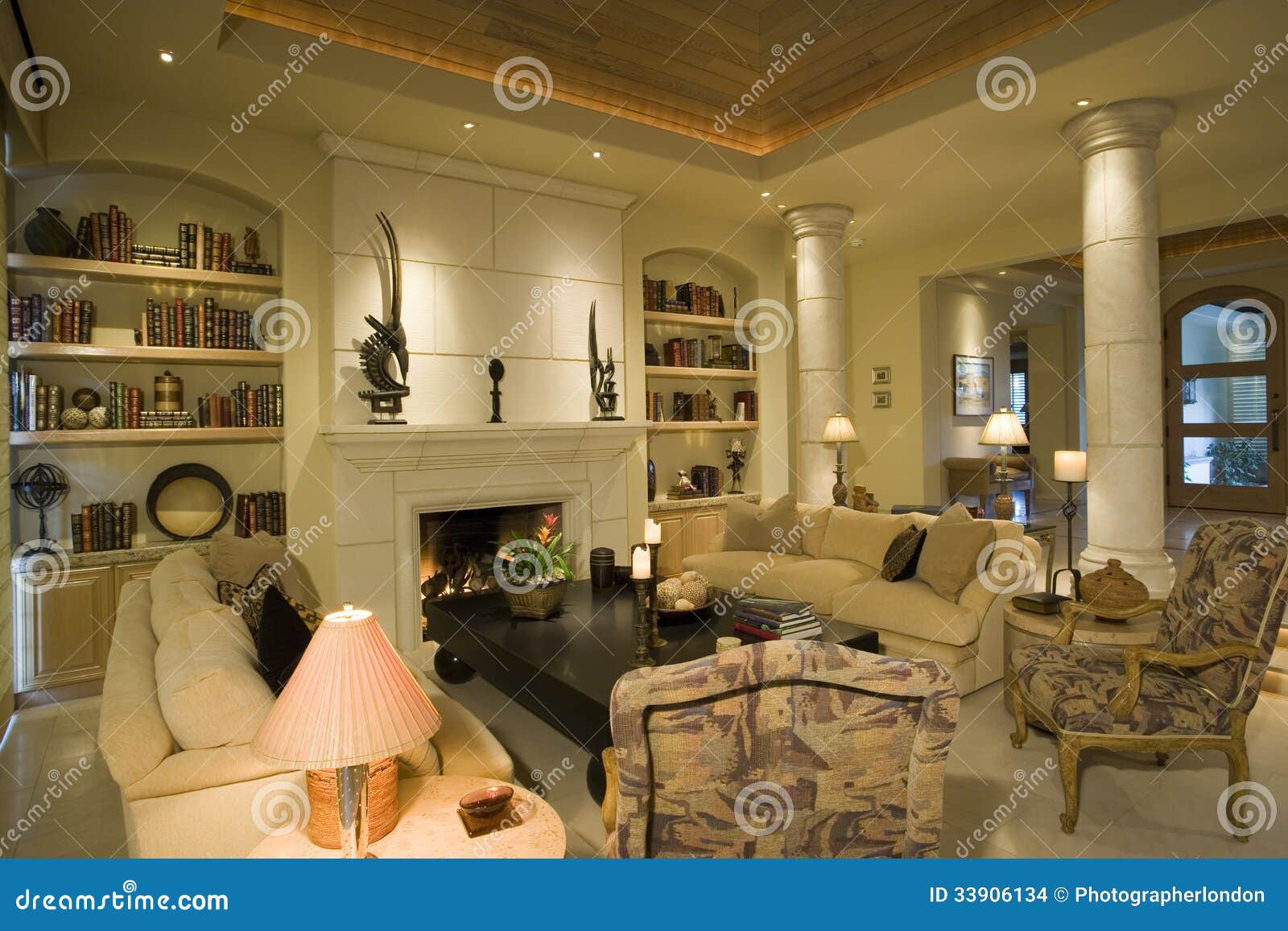 Muebles En La Chimenea Con Los Estantes En Casa Foto de archivo