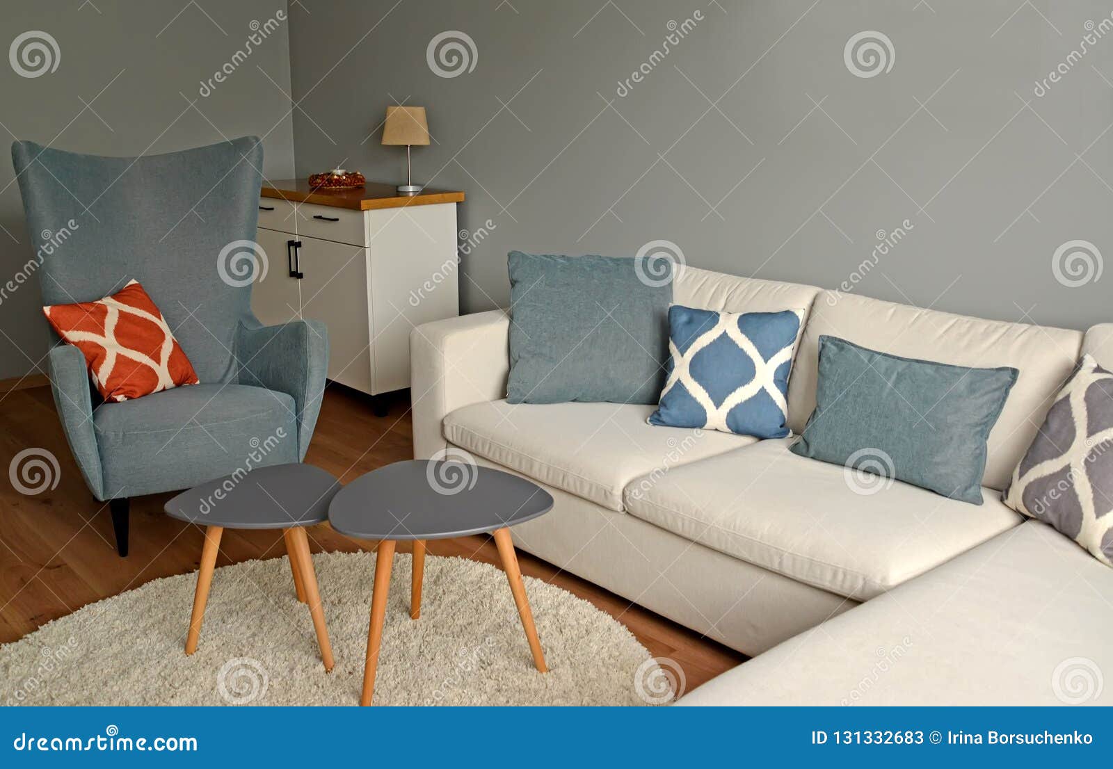 Genuino Escudriñar carga Muebles Tapizados En Un Interior De La Sala De Estar Estilo Escandinavo  Imagen de archivo - Imagen de sitio, estilo: 131332683