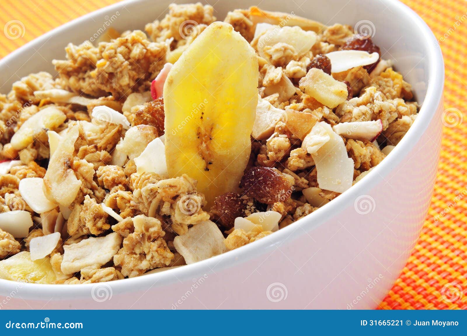 Muesli stock afbeelding. Image of müsli, zemelen, banaan 31665221