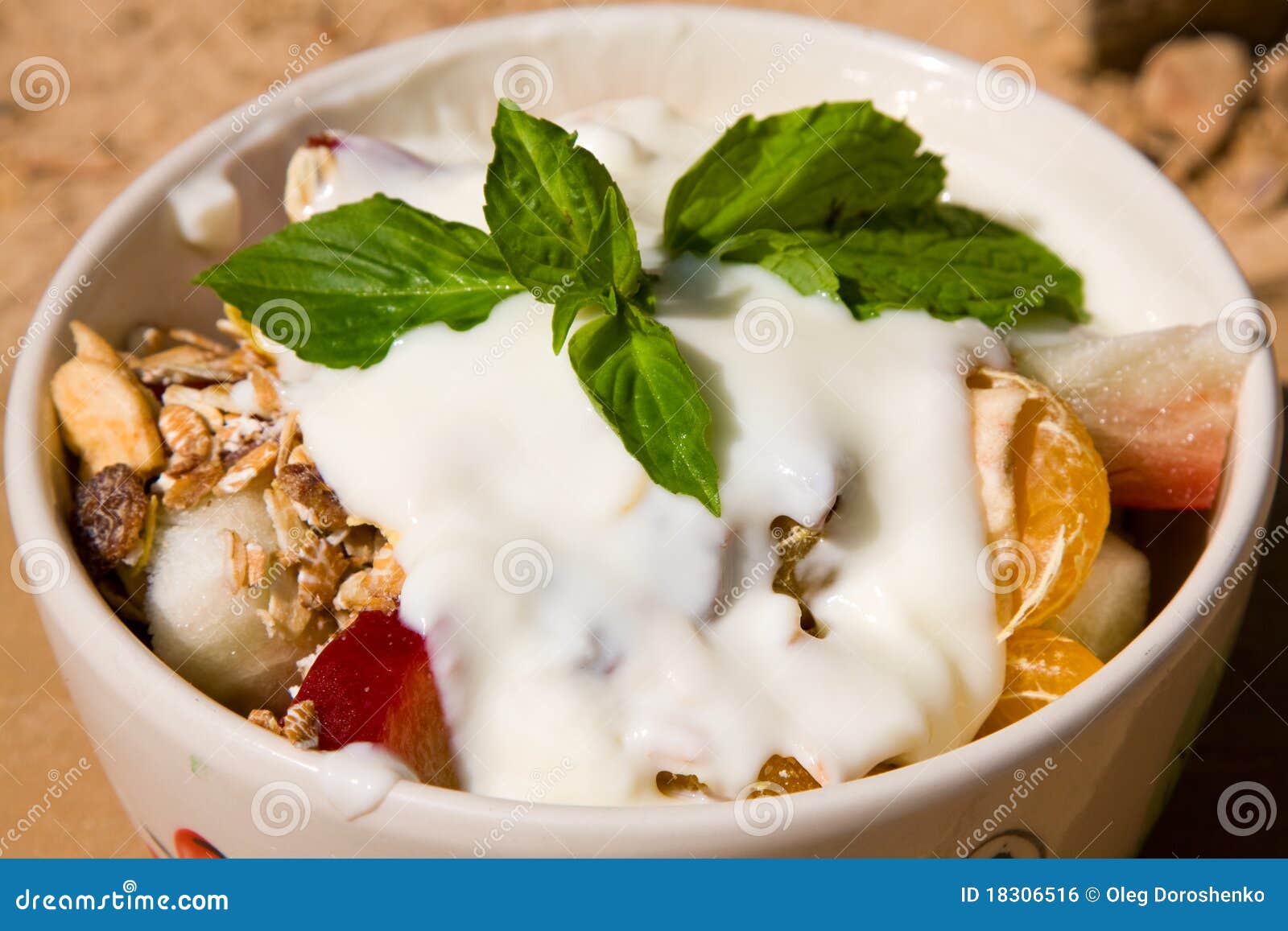 Muesli con el yogur foto de archivo. Imagen de muesli 18306516