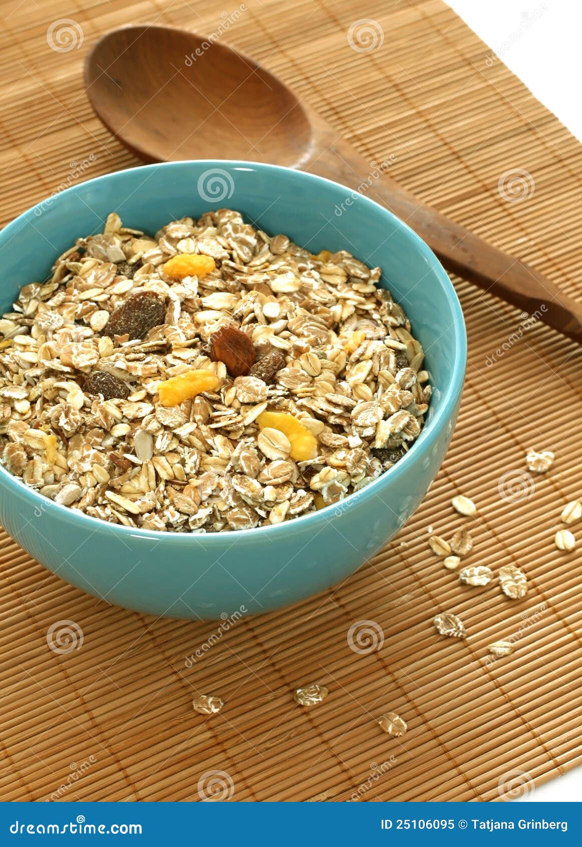 Muesli Da Aveia Com O Raisin Na Bacia Imagem de Stock Imagem de muesli, nutriente 25106095
