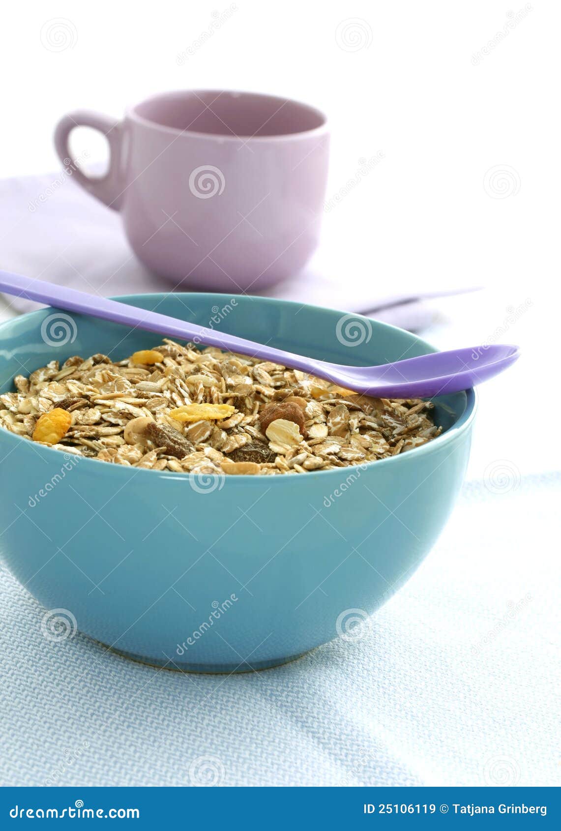 Muesli Da Aveia Com O Raisin Na Bacia E No Copo Imagem de Stock Imagem de semente, vegetariano