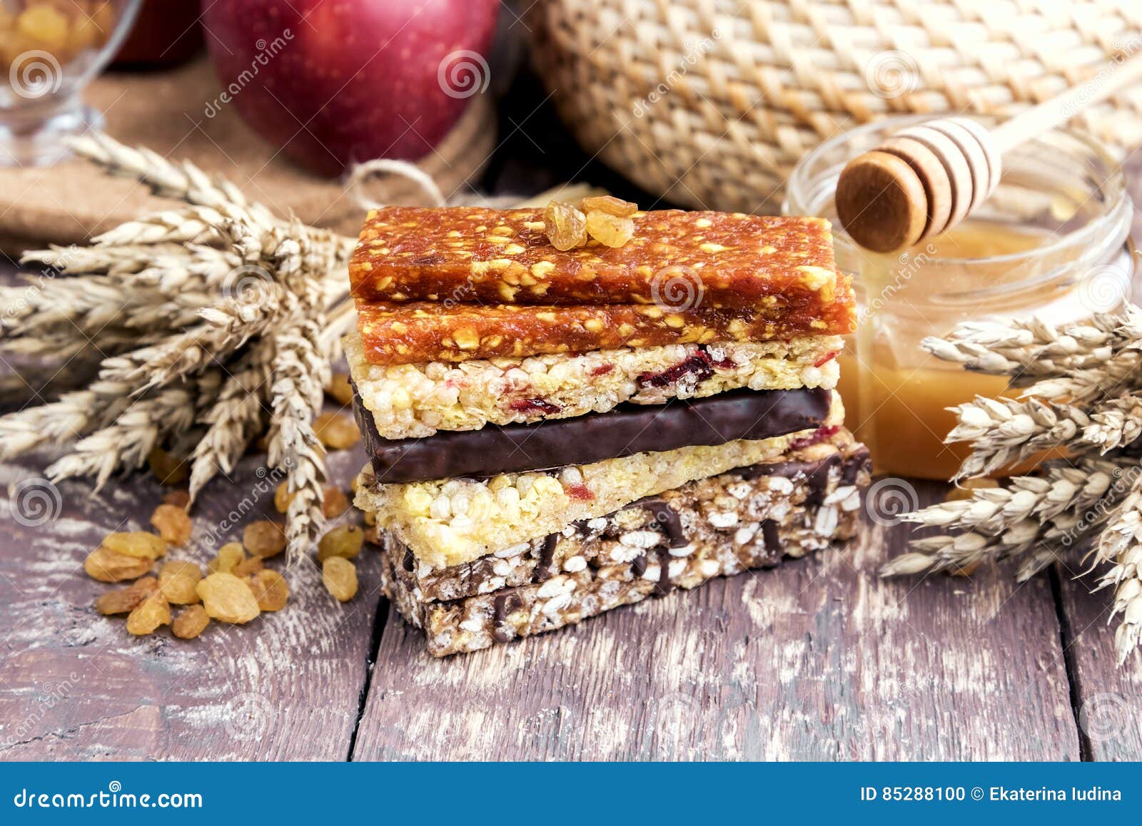 Muesli e barre della frutta secca. Fondo di legno di Apple delle barre di albicocca secca del Granola