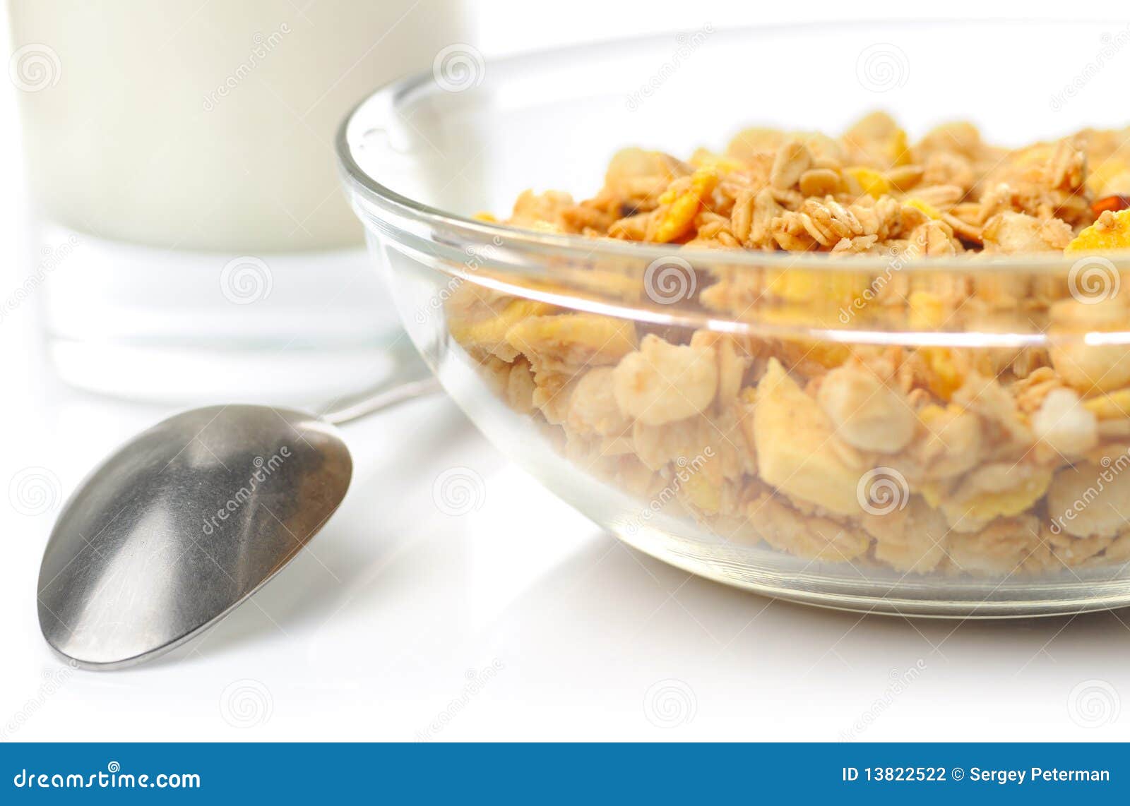 Muesli met melk en lepel stock foto. Image of korrel 13822522