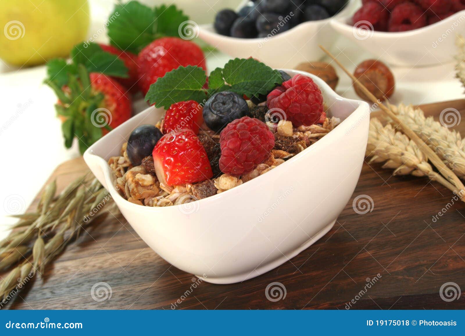 Muesli Met Verse Vruchten En Noten Stock Foto Image of noten, ochtend