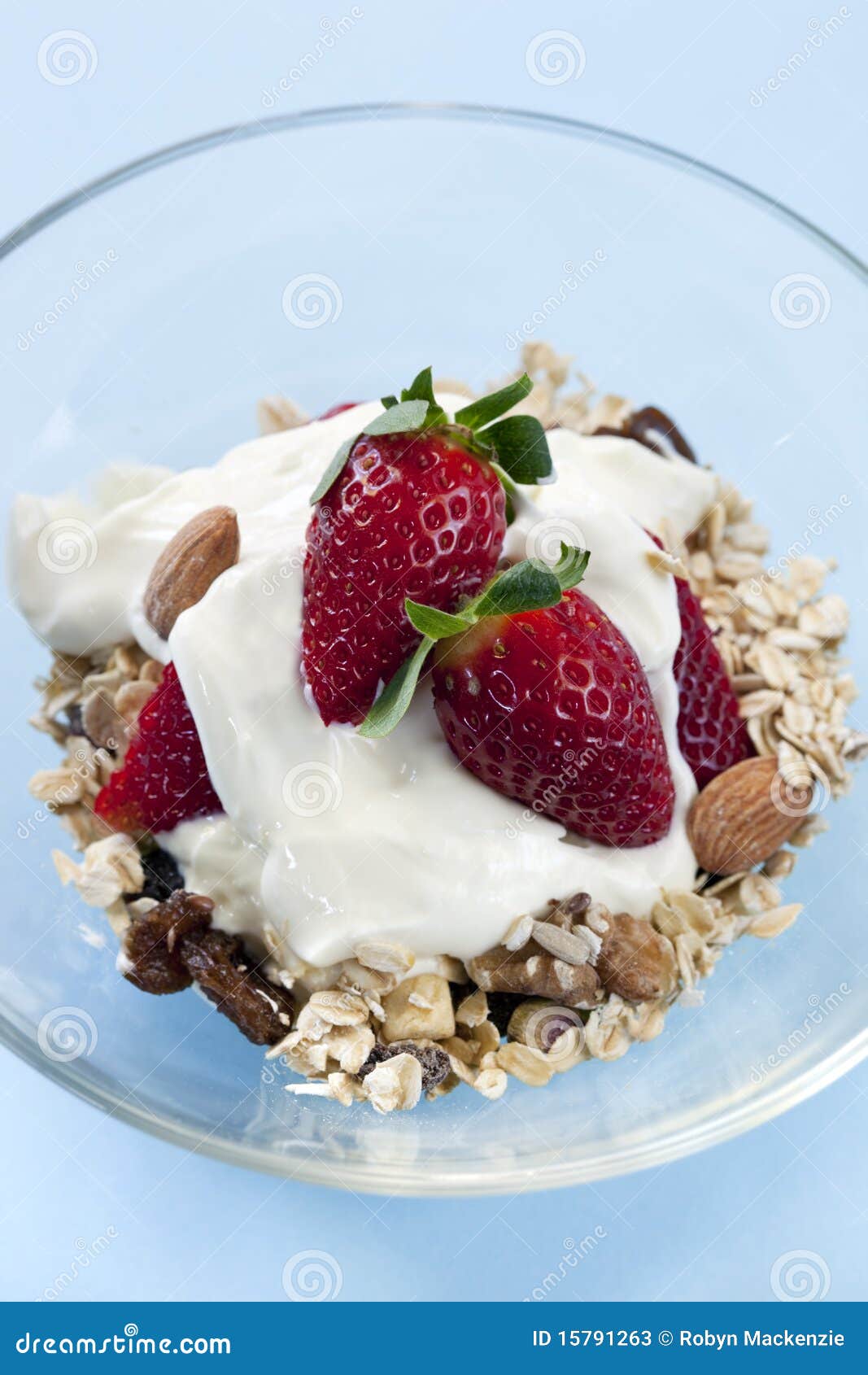 Muesli Mit Erdbeeren Und Joghurt Stockbild - Bild von glas, mandeln ...