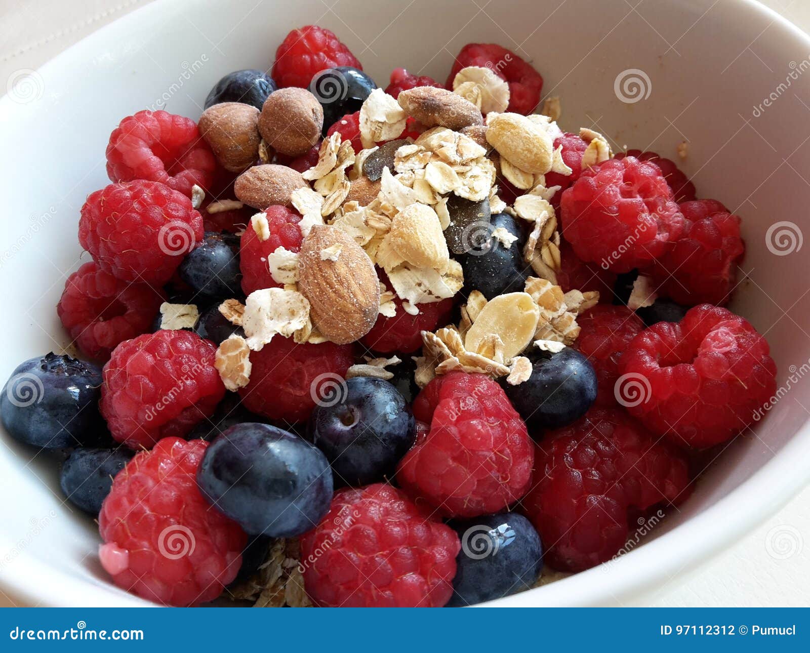 Muesli Mit Frischen Früchten Stockfoto - Bild von mahlzeit, hafer: 97112312