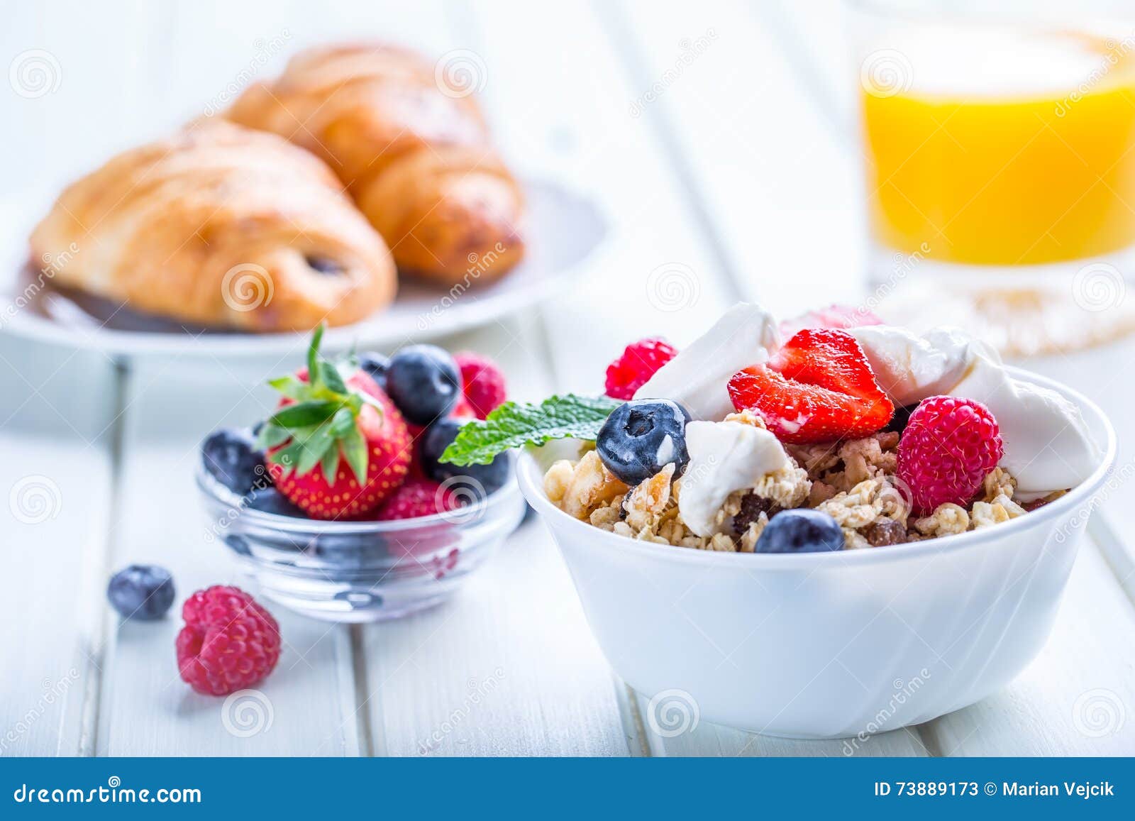 Muesli Mit Jogurt Und Beeren Auf Einem Holztisch Gesundes Frucht Und ...