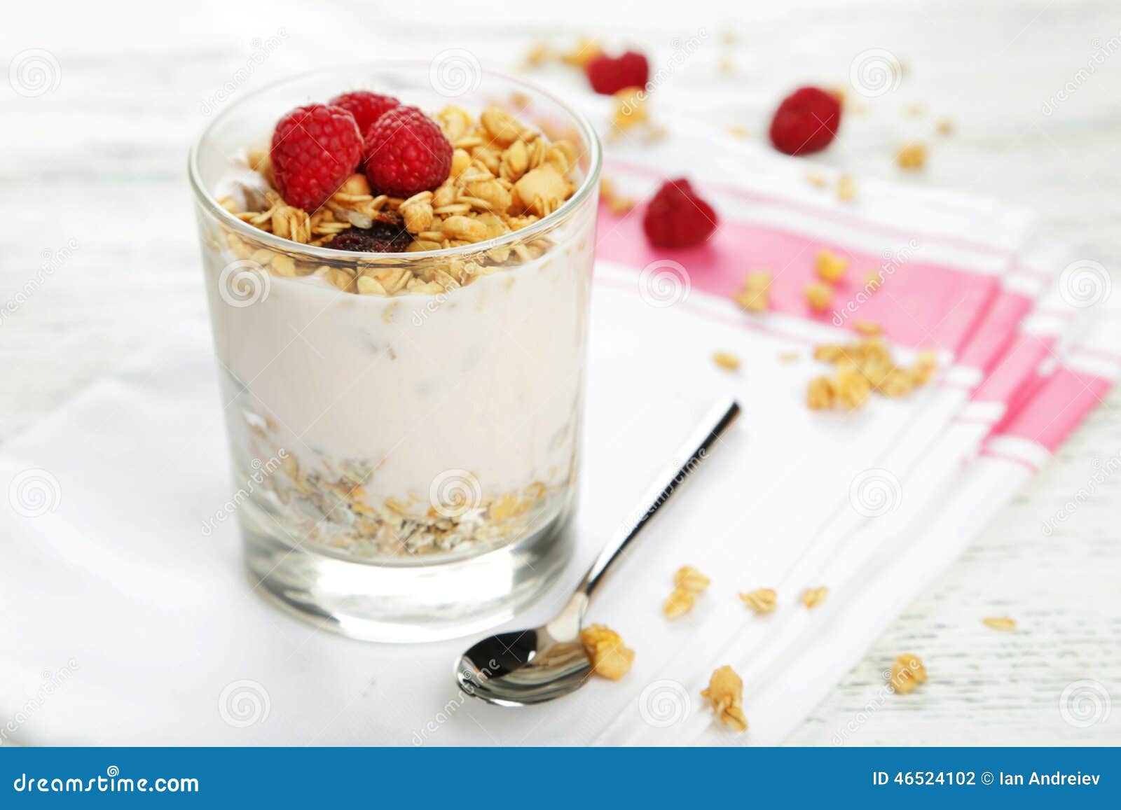 Muesli Mit Jogurt Und Himbeeren in Einem Glas Auf Einem Weißen ...