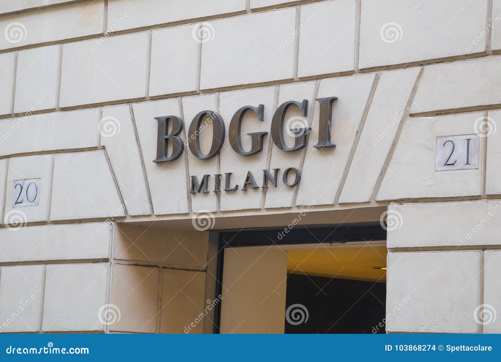 Muestra De La Ropa De De Boggi Milano Para La Tienda Imagen de archivo editorial - de tela, alineada: 103868274