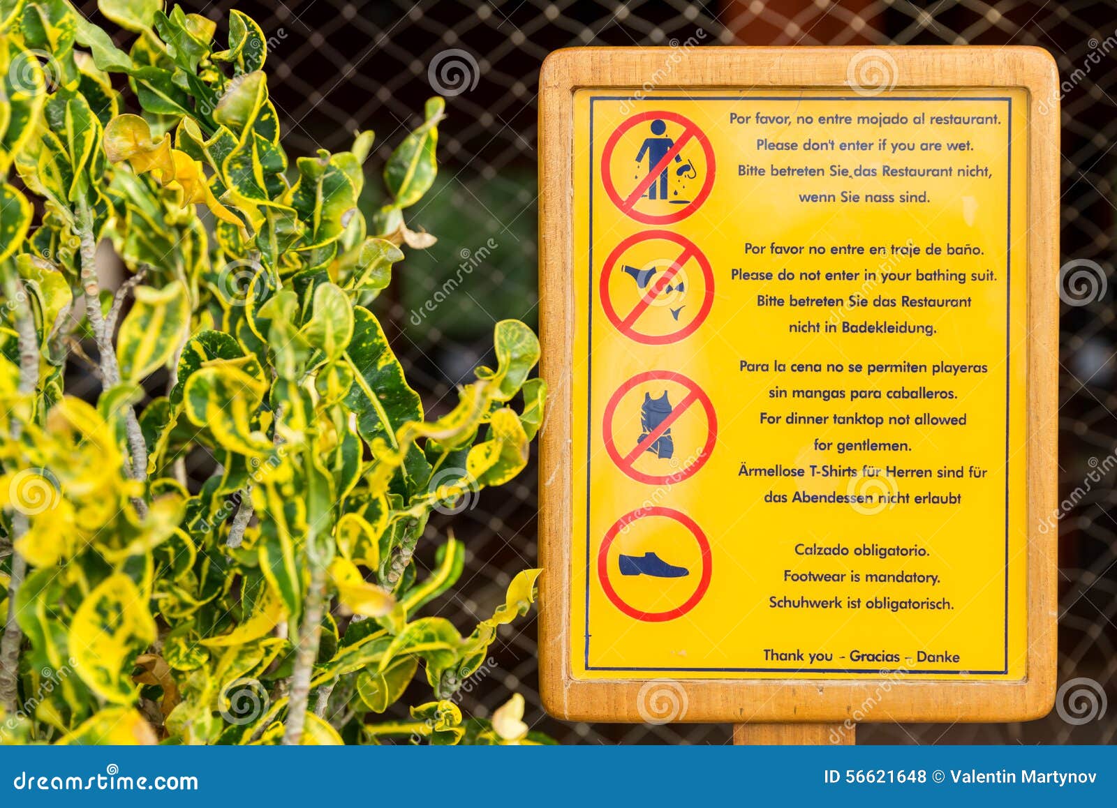 Muestra De Restricción Del Código De Vestimenta En Un Restaurante Al Lado De Una Piscina Y De Una Playa (horizontales) Foto de archivo - Imagen de mojado, juego: 56621648 Muestra De Restricción Del Código De Vestimenta En Un Restaurante Al Lado De Una Piscina Y De Una Playa (horizontales) Foto de archivo - Imagen de mojado, juego: 56621648