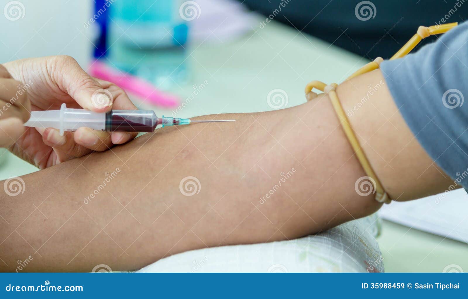 Muestra De Sangre Del Dibujo Del Doctor Del Brazo Imagen de archivo - Imagen de guante, jeringuilla: 35988459 Muestra De Sangre Del Dibujo Del Doctor Del Brazo Imagen de archivo - Imagen de guante, jeringuilla: 35988459