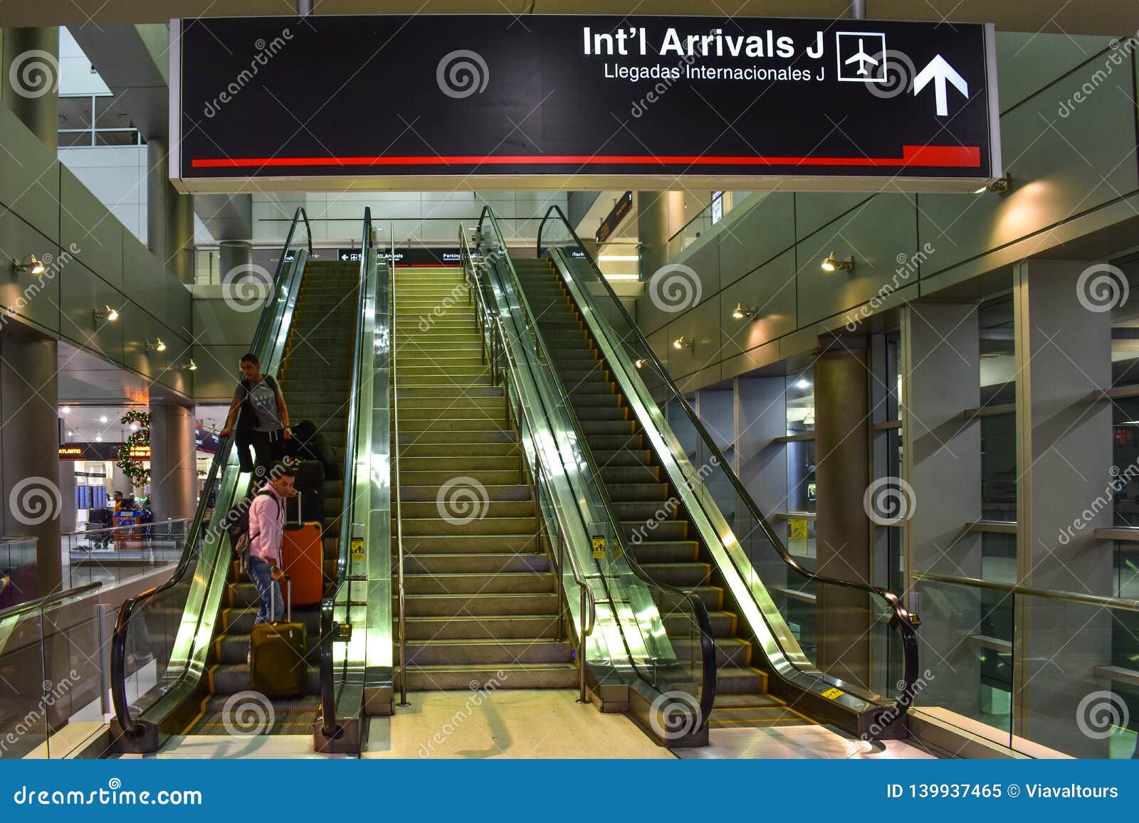 Muestra Internacional De Las Llegadas J En El Aeropuerto Internacional