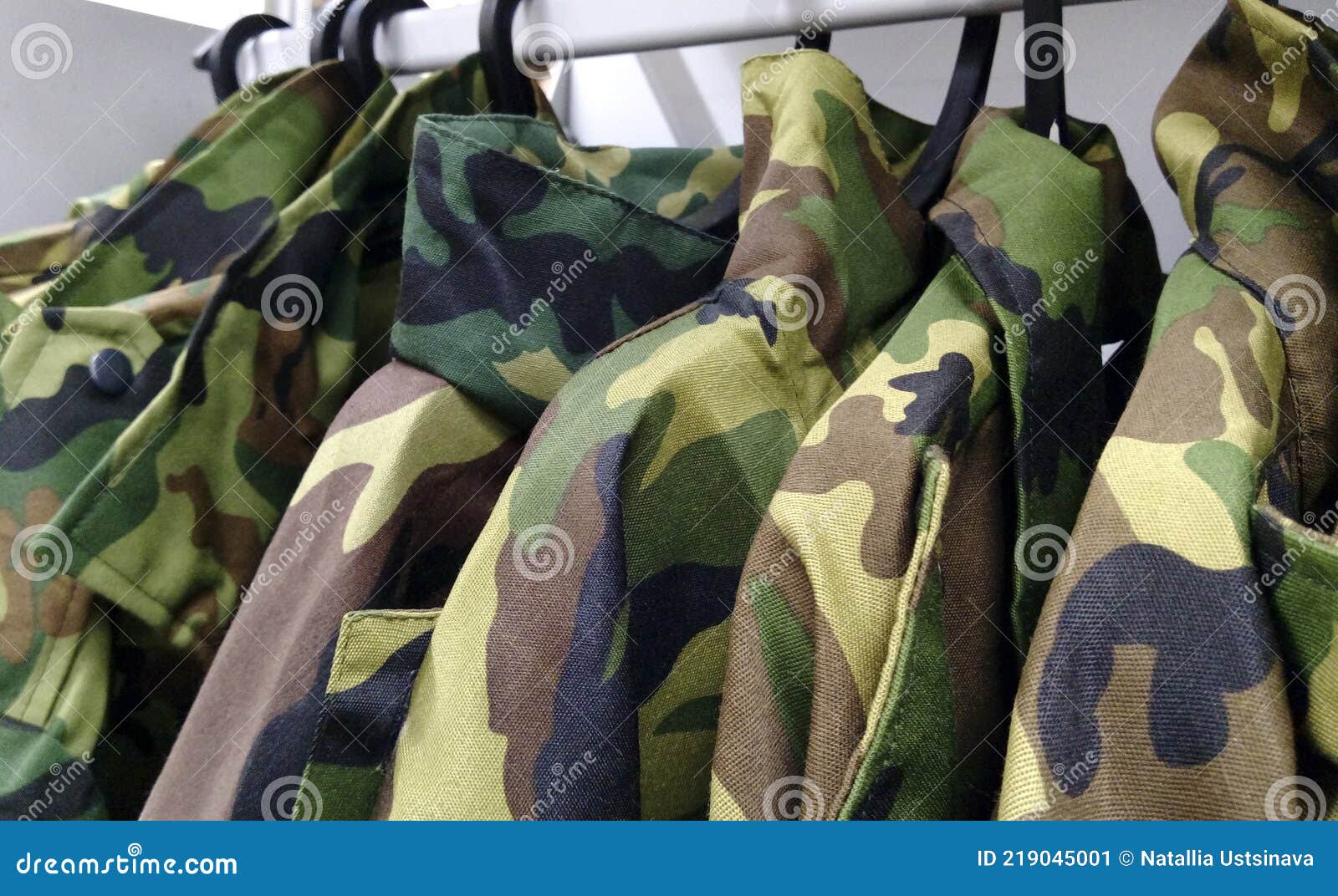 Muestras Camuflaje Ropa Militar En La Tienda Camuflaje Chaquetas Militares  Imagen de archivo - Imagen de combate, pista: 219045001