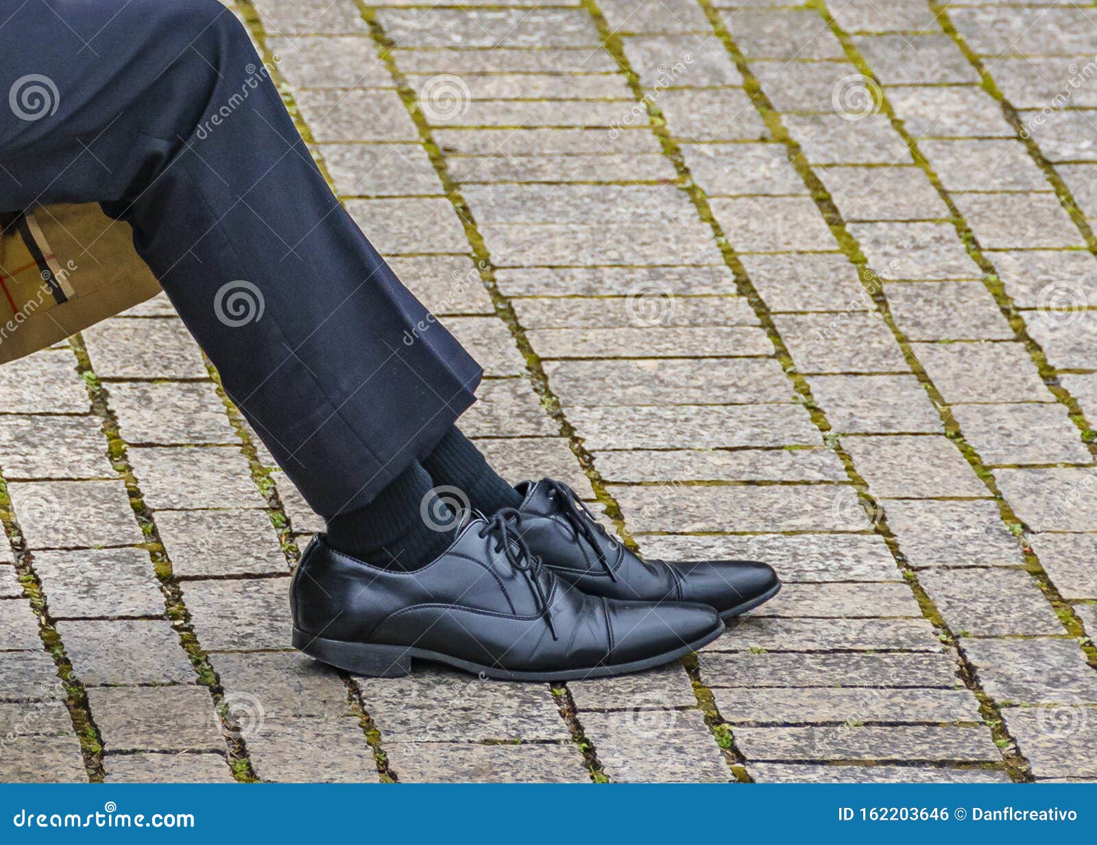 Muestras De Hombre Con Detalles De Pantalones Y Zapatos de - Imagen de siéntese, 162203646