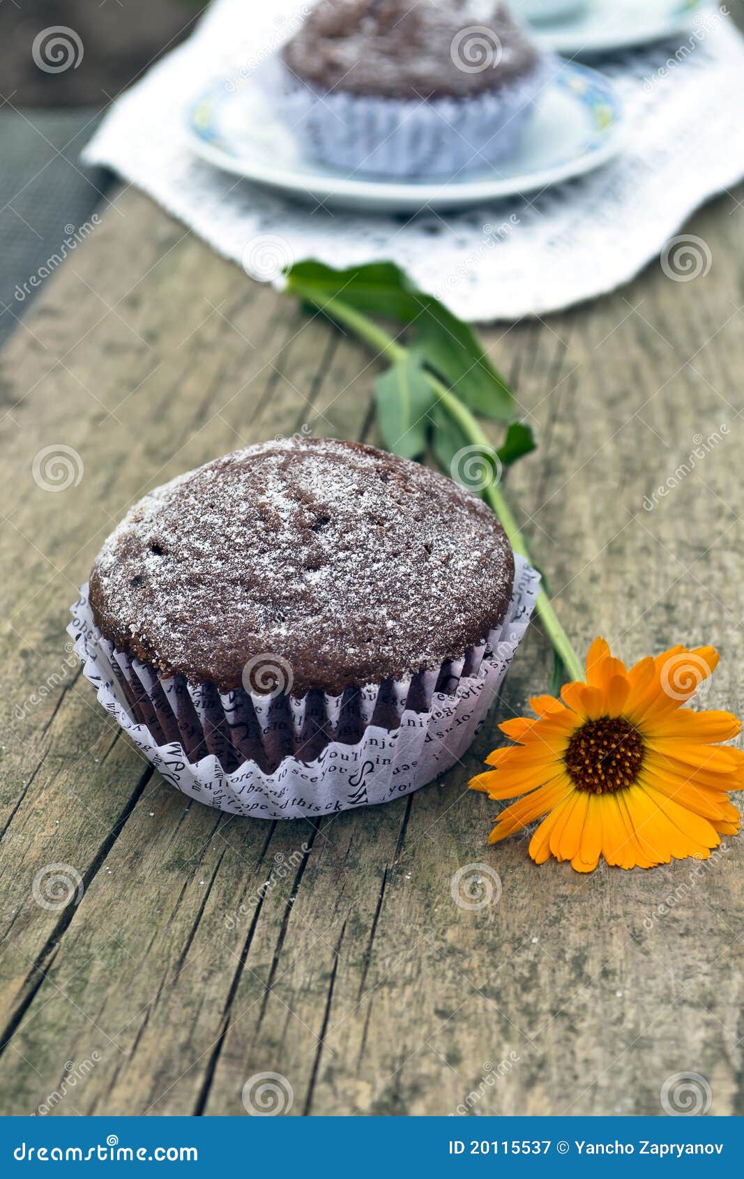 Muffins. Deskowy cappuccino kwiatu nagietka słodka bułeczka stary drewniany