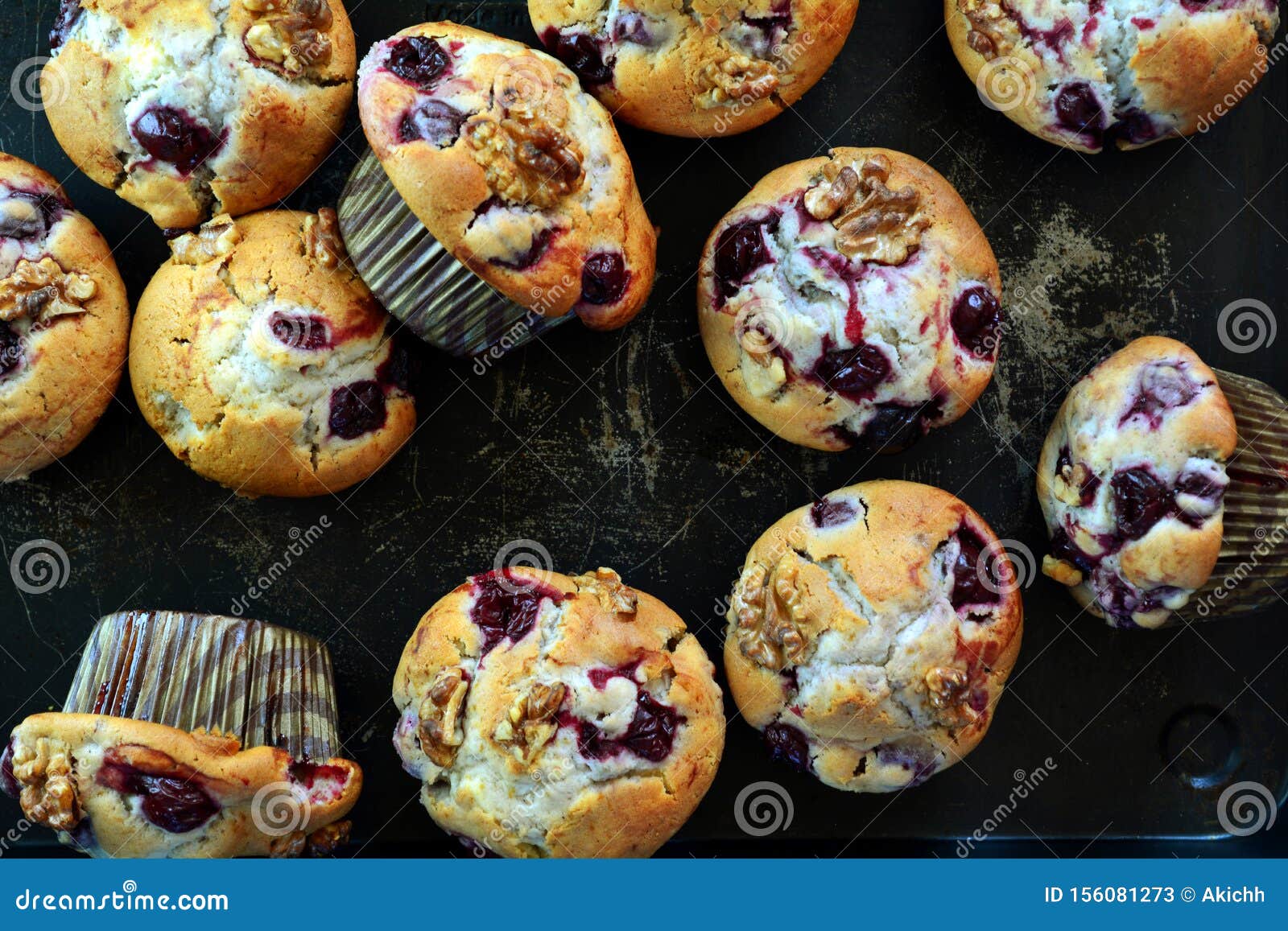 Muffins Keto Diet Avec De La Farine D Amande De La Farine De Noix De Coco Et Des Cerises Aigres Image Stock Image Du Farine Cupcakes