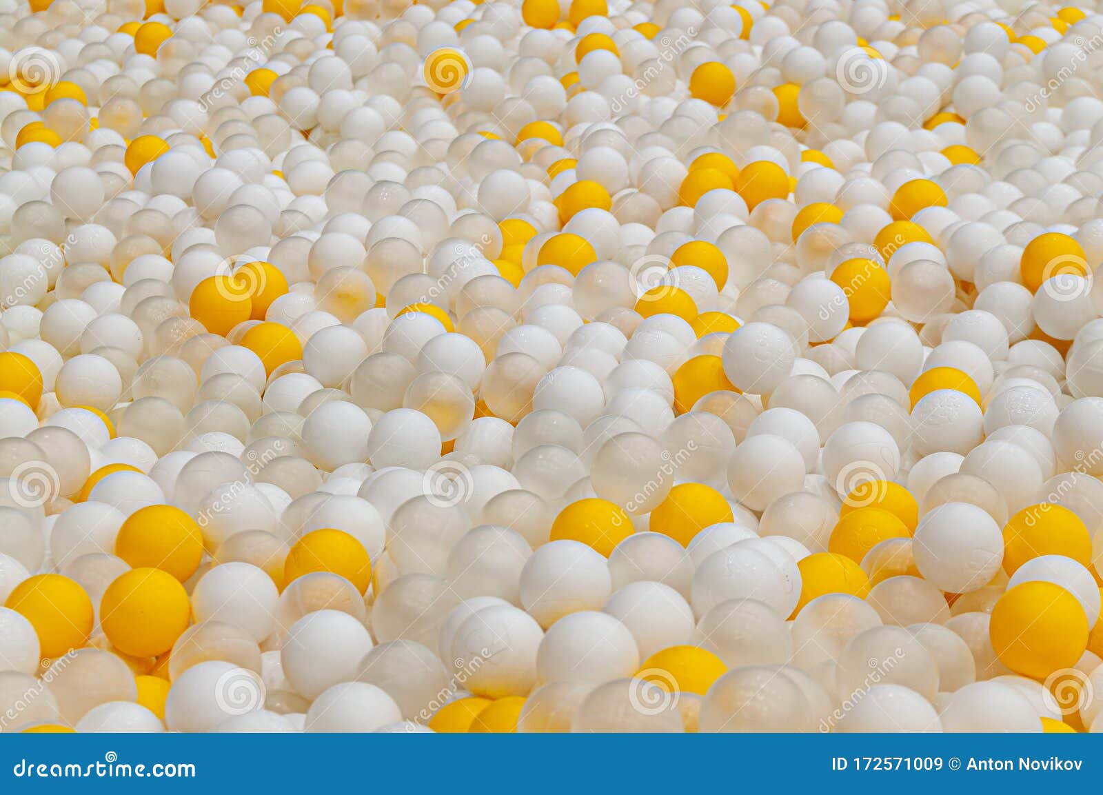 Fundo de muitas bolas coloridas de plástico na piscina de bolas em