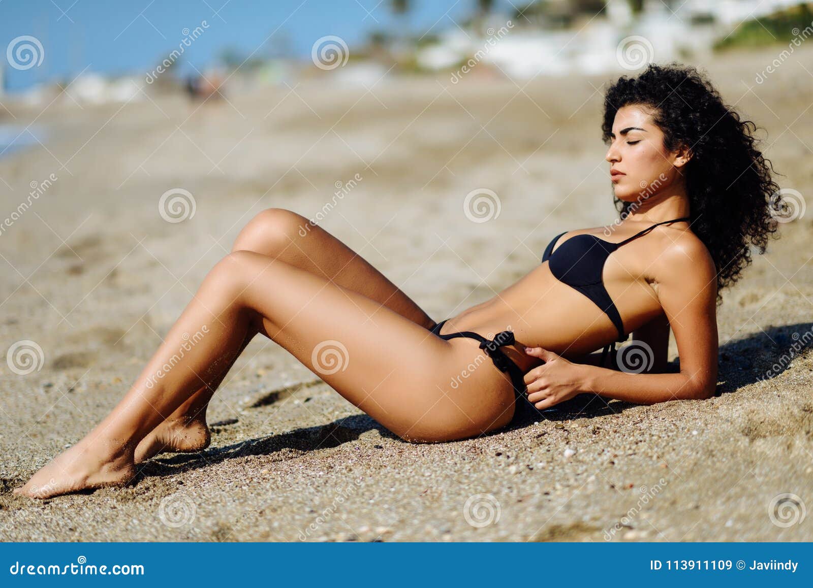 Mujer árabe Con El Cuerpo Hermoso En El Bikini Que Miente En Playa Imagen de archivo - Imagen de turista, exterior: 113911109
