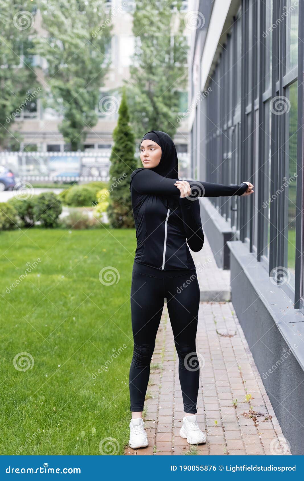 Defectuoso apaciguar Subtropical Mujer árabe Con Hijab Y Ropa Deportiva Foto de archivo - Imagen de deportivo,  sportswear: 190055876