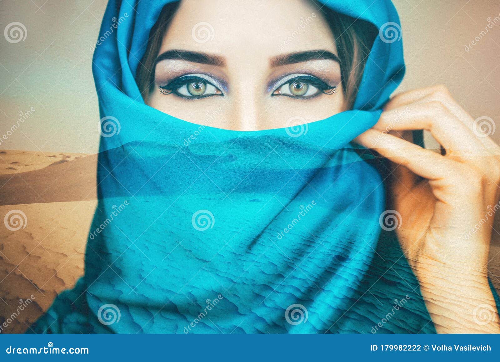 Mujer árabe En Pañuelo Azul Cerrado En El Fondo Desierto Doble Exposición Foto de archivo Imagen de misterioso, mirada: